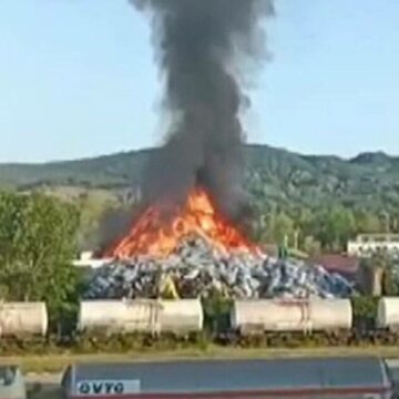 img Incendiu pe platforma Oltchim: Ard deșeuri de mase plastice de o zi și jumătate. A fost emis mesaj RO-Alert