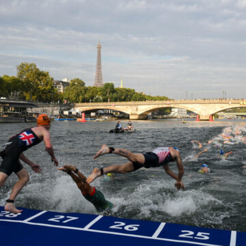 Probleme la Jocurile Olimpice de la Paris: Sportivii de la triatlon interziși să intre în Sena