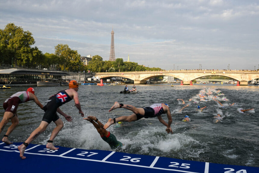 img Probleme la Jocurile Olimpice de la Paris: Sportivii de la triatlon interziși să intre în Sena