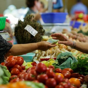 img Experiența unei femei din Baia Mare la piață: Generozitatea piețarilor români