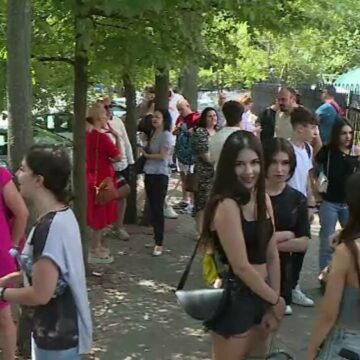 img Premierul propune deducerea cheltuielilor pentru meditațiile copiilor din impozite