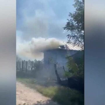 Incendiile de vegetație mistuiesc și case. S-a întâmplat într-un sat din Tulcea