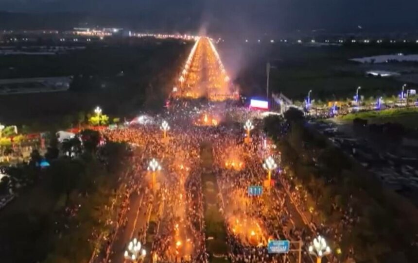 img Festivalul cu torțe al populației Yi din sud-vestul Chinei