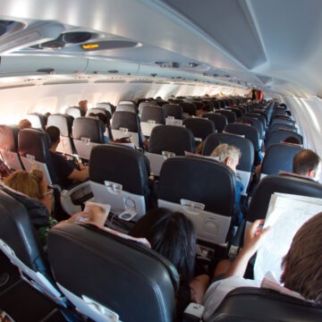 Scandal în avion: Bărbatul și-a bătut soția în timp ce se aflau în vacanță