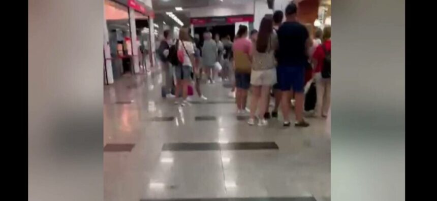 img Coșmarul unor români blocați într-un aeroport din Egipt