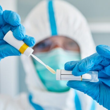 img Creștere spectaculoasă a cazurilor de COVID și impactul unei tulpini noi