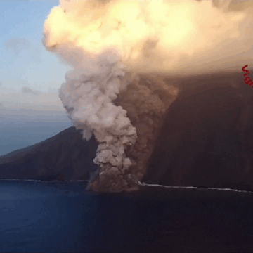 img-21 Erupții vulcanice uriașe în Italia. Alertă maximă pe insula turistică Stromboli