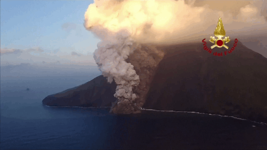img-21 Erupții vulcanice uriașe în Italia. Alertă maximă pe insula turistică Stromboli