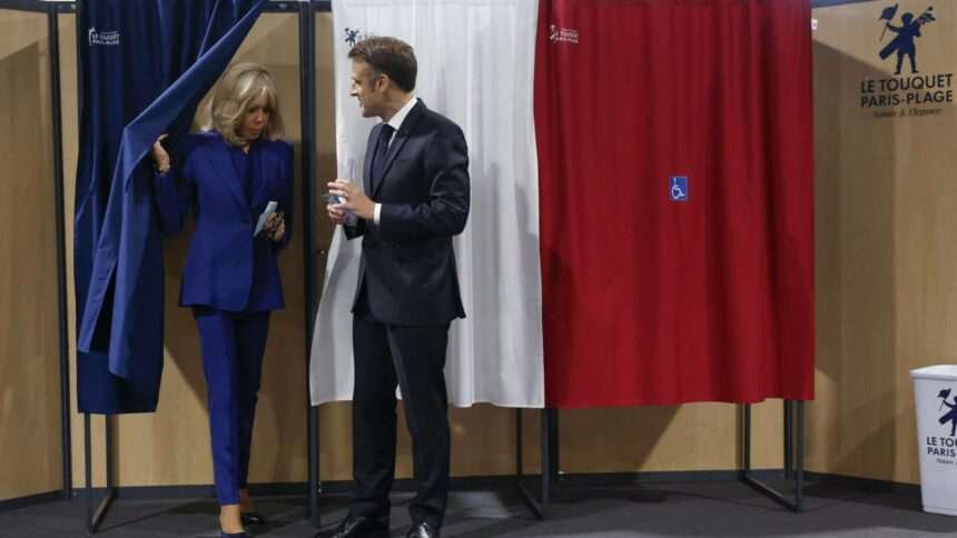Emmanuel Macron votează în turul doi al alegerilor legislative franceze