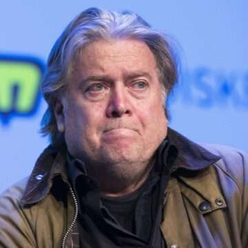 img-40 Steve Bannon se preda pentru a executa o sentinţă de 4 luni de închisoare