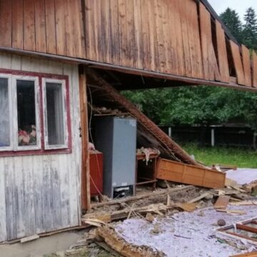 Explozia unei case din Suceava cauzată de acumularea de gaze de la o butelie de aragaz