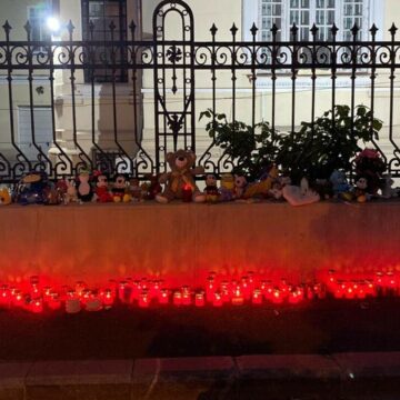 img-455 Moment de reculegere la Ambasada Ucrainei la București pentru victimele atacului asupra spitalului de copii din Kiev