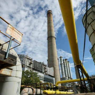 Incident grav la CET București Vest: Doi electricieni s-au electrocutat în timpul unei revizii