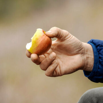 Bărbat din Argeș salvat după ce s-a înecat cu o bucată de măr