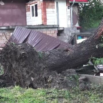 Furtuni violente și ploi torențiale provoacă pagube în mai multe regiuni din România