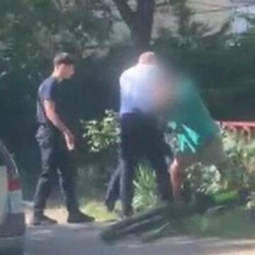 img-631 Scandalul bătrânului din Tecuci: traversare pe roșu cu bicicleta și confruntare cu polițiștii
