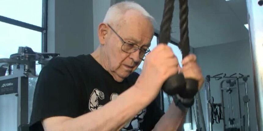 img-663 Un bătrân de 88 de ani arată incredibil după 18 ani de mers la sala de forță