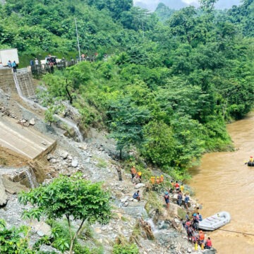 img-668 Alunecare de teren în Nepal: Zeci de persoane căutate, șanse reduse de supraviețuire