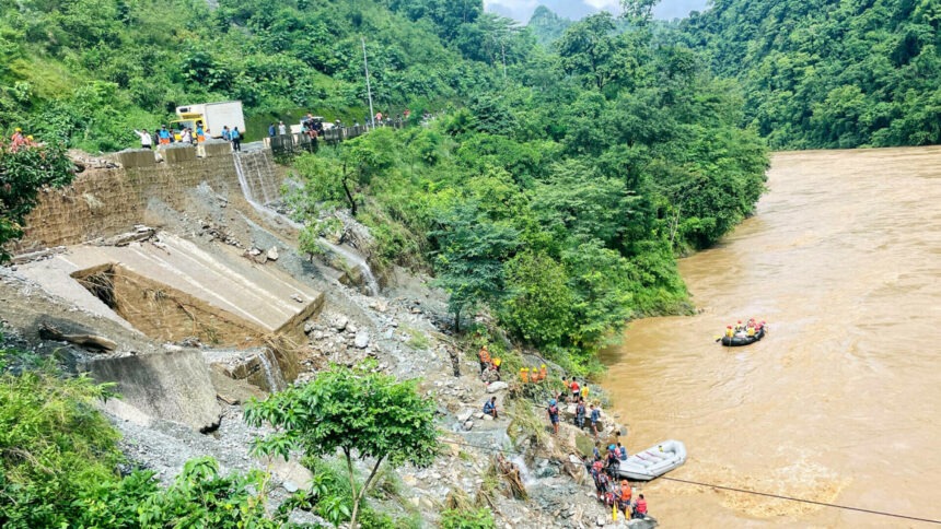 img-668 Alunecare de teren în Nepal: Zeci de persoane căutate, șanse reduse de supraviețuire