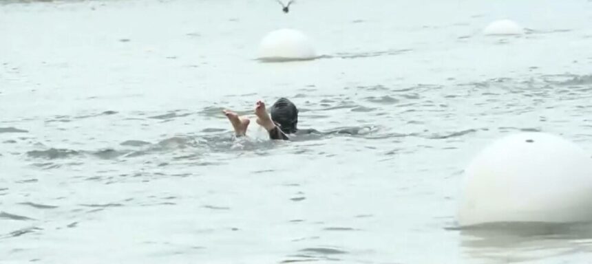 img-687 Ministra Sporturilor din Franța înoată în Sena înaintea Jocurilor Olimpice