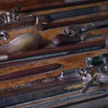 img-74 Cele două pistoale ale lui Napoleon I, folosite pentru a încerca să se sinucidă, scoase la licitație la Paris