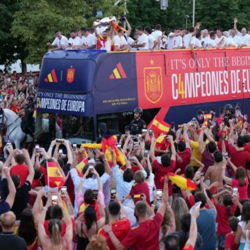Naționala Spaniei sărbătorește titlul EURO 2024 pe străzile Madridului