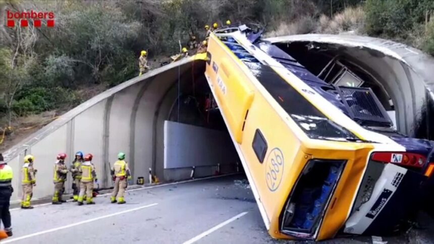 img-843 Accident cumplit în Barcelona. Autobuz cu muncitori răsturnat