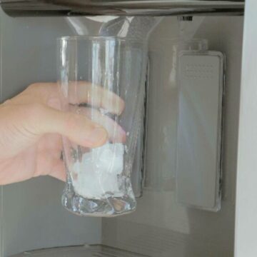 Cum poți să-ți faci gheață acasă și cât costă?