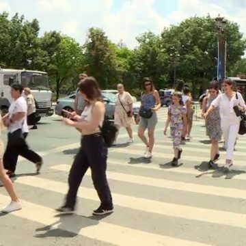 img Cum să te îmbraci în zilele caniculare: ținute în trend care te protejează de razele soarelui