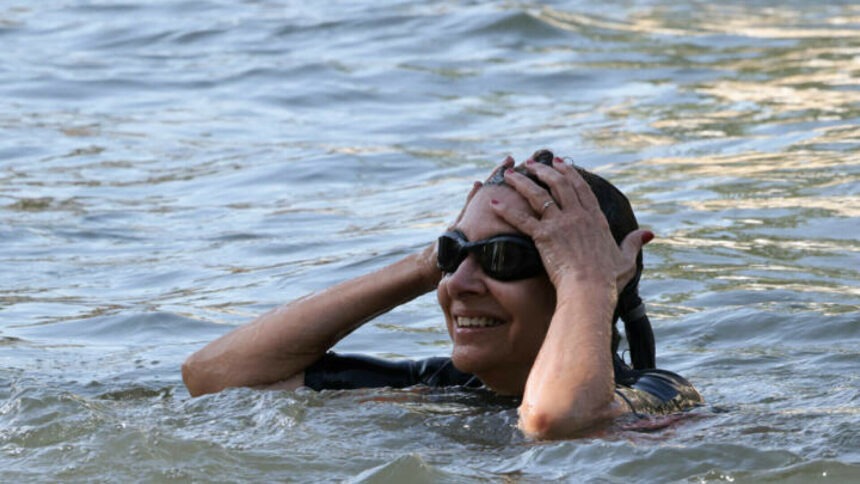 img Primarul Parisului, Anne Hidalgo, înotă în Sena înainte de Jocurile Olimpice