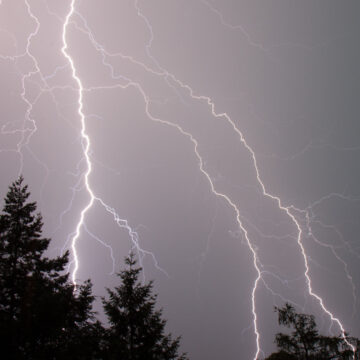 img Impactul trăsnetului asupra acoperișului unui bloc din Toplița