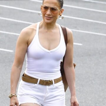 Jennifer Lopez, din nou în atenția paparazzilor. A fost văzută purtând verigheta, în ciuda zvonurilor legate de divorț.