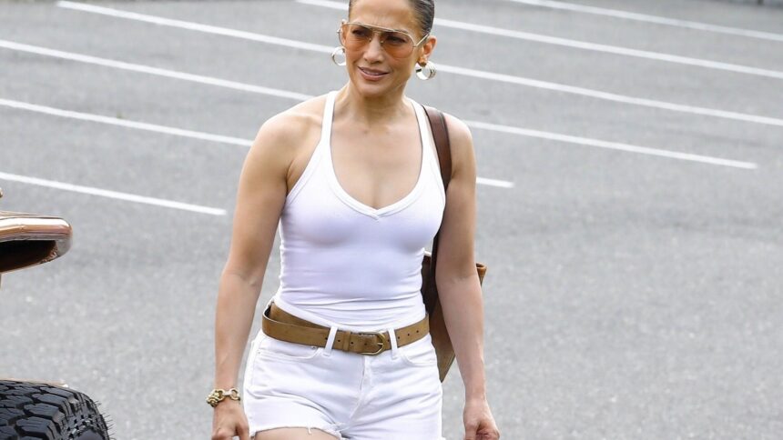 img Jennifer Lopez, din nou în atenția paparazzilor. A fost văzută purtând verigheta, în ciuda zvonurilor legate de divorț.