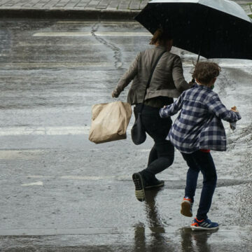 Caniculă și furtuni în sudul României. Atenționări meteo pentru 10 județe. HARTĂ