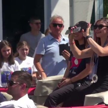 img Primirea triumfală a Mihaelei Valentina Cambei, vicecampioana la haltere, la Onești