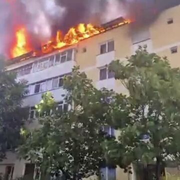 img Incendiu violent pe acoperișul unui bloc din Piatra Neamț. Trei persoane au avut nevoie de îngrijiri medicale