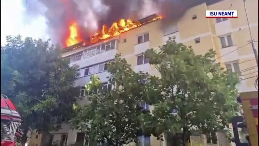 Incendiu violent pe acoperișul unui bloc din Piatra Neamț. Trei persoane au avut nevoie de îngrijiri medicale
