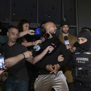 Frații Tate au scăpat de arestul preventiv. Măsuri diferite luate în cazul celor doi milionari britanici