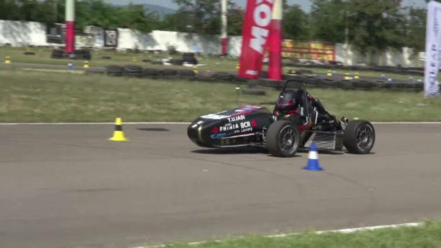 Studenți din România și alte trei țări se întrec la Bacău cu mașini de curse construite chiar de ei