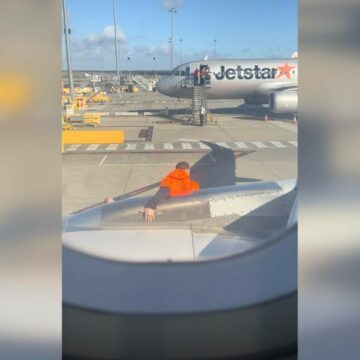img Incident bizar în Australia: Pasagerul care a deschis trapa de urgență și a ieșit pe aripa avionului