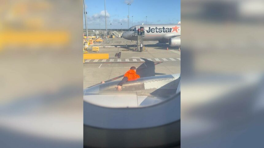img Incident bizar în Australia: Pasagerul care a deschis trapa de urgență și a ieșit pe aripa avionului