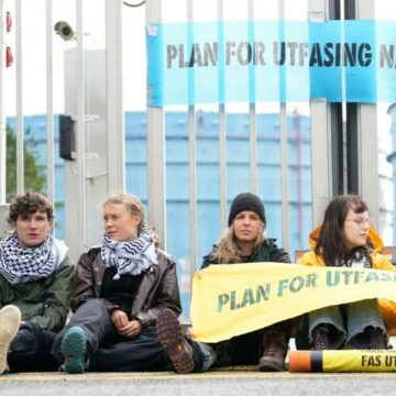 img Protestul lui Greta Thunberg și Extinction Rebellion împotriva uzinei norvegiene de prelucrare a gazelor
