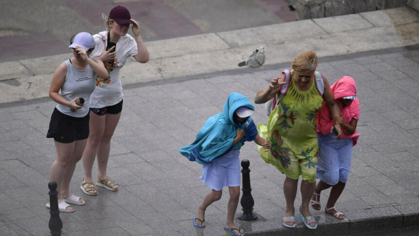 img Potop pe litoral: casele oamenilor inundate după patru ore de cod roșu