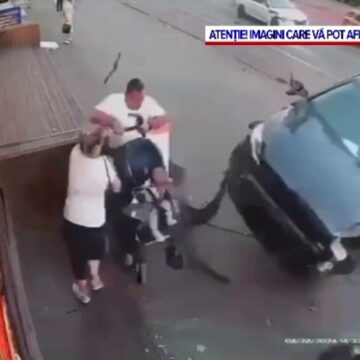 img Tragedie evitată în ultima clipă. Cum a reușit o familie cu un bebeluș să scape, după ce o mașină a intrat pe trotuar | VIDEO