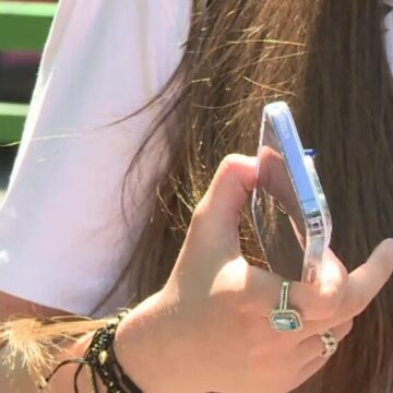 img Absolvente eliminate de la BAC pentru telefoane, au dat în judecată și au câștigat