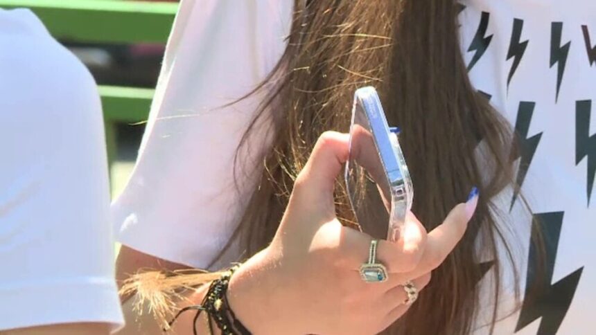 Absolvente eliminate de la BAC pentru telefoane, au dat în judecată și au câștigat