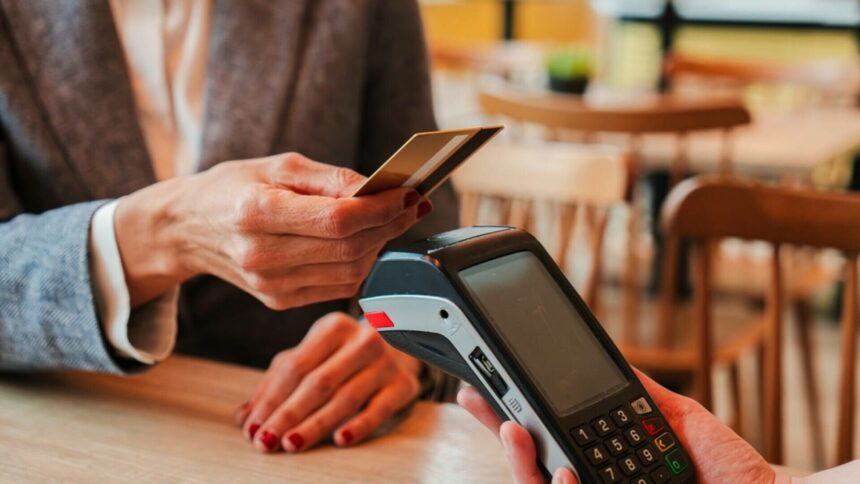 img Femeia care și-a cumpărat trei case și o cafenea cheltuind mai puțin de 2 euro pe zi