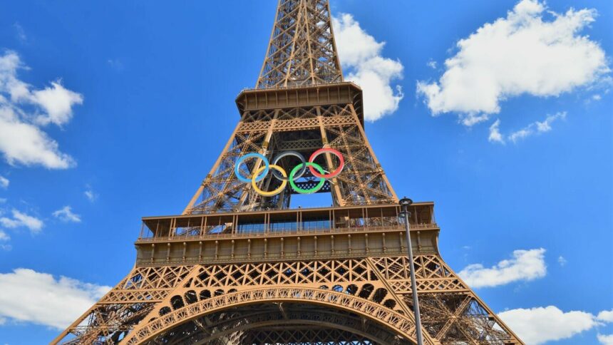 img Voluntarii de la Jocurile Olimpice de la Paris 2024 vând echipamentul primit pe internet
