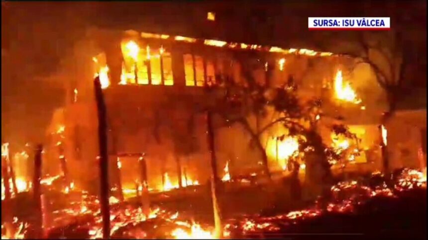 img Incendiu de vegetație în Vâlcea. Două case ardeau cu flăcări uriașe