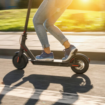 Atac armat pe trotinetă, la Grenoble. Un om a murit, doi au fost răniți